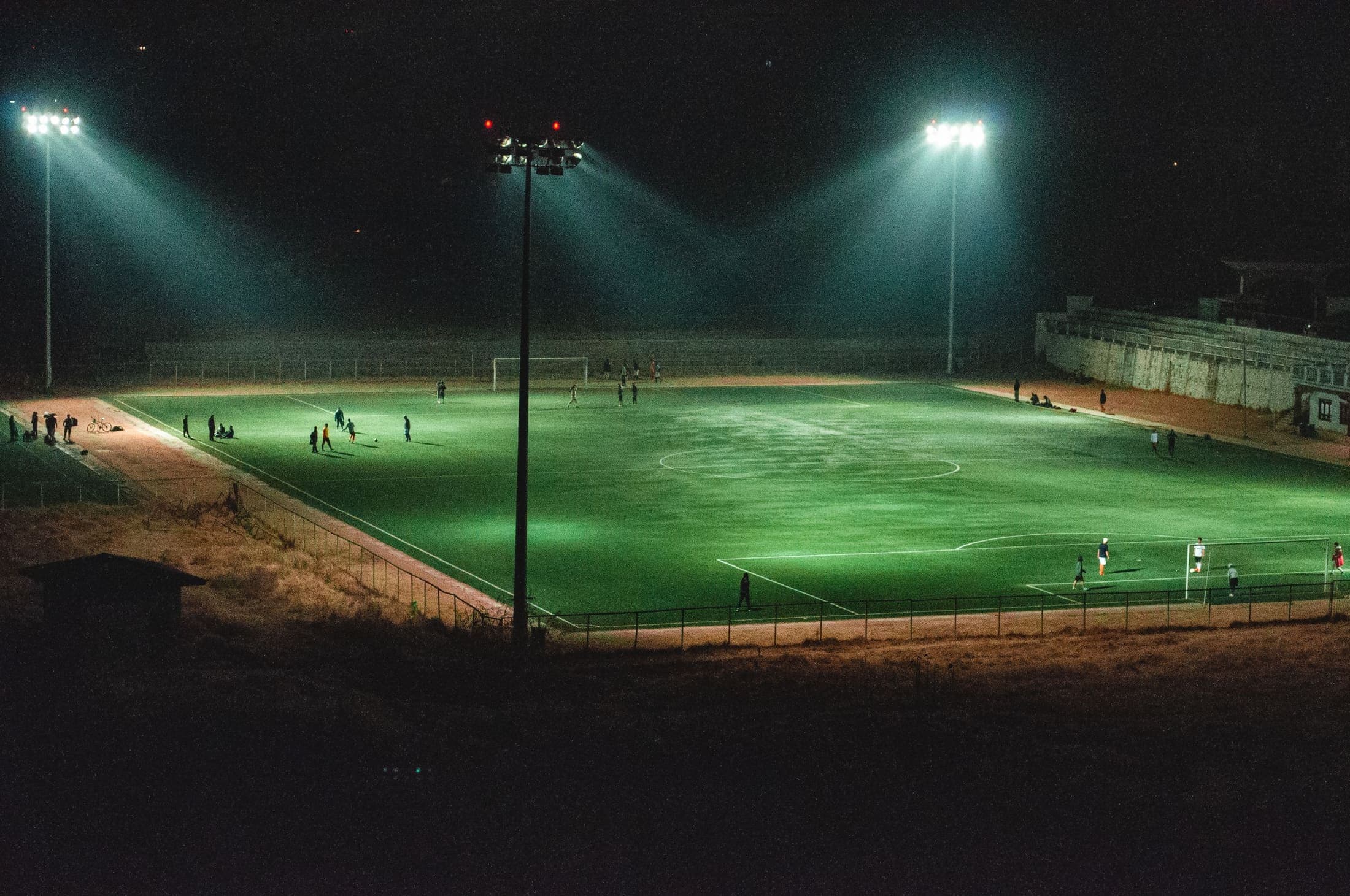 Lapangan sepak bola dengan lampu sorot di malam hari